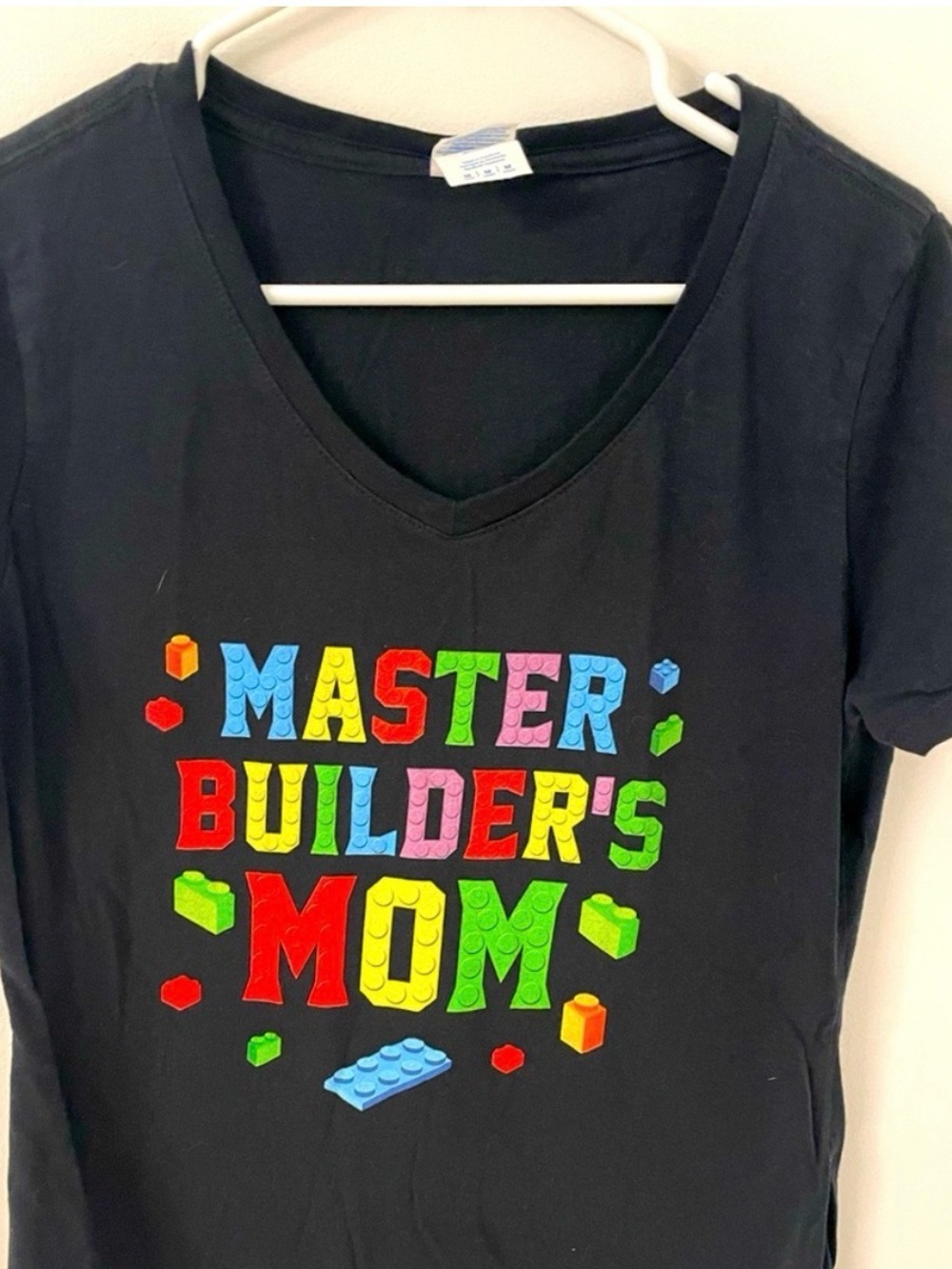 Master Builder’s Mom Building Block Graphic V-Neck Tee M